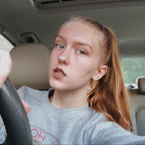Profile Picture of Cierra Dooling (@ciierraniicole) on Poshmark