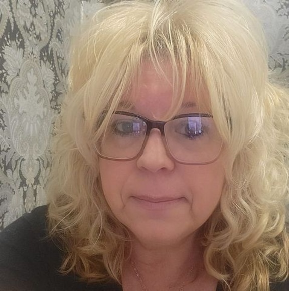 Profile Picture of Shelly Bartley (@shellybartley) on Poshmark