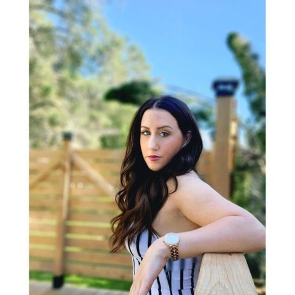 Profile Picture of Sara Dronsfield (@sara_dronsfield) on Poshmark