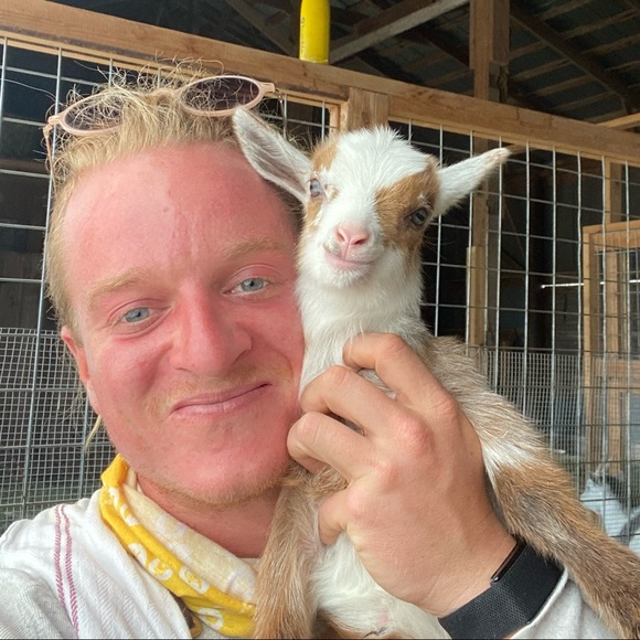 Profile Picture of Sean Meyer (@farmerpeppy) on Poshmark