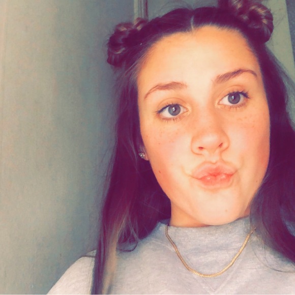 Profile Picture of Alex Jones (@alexdoeshair1) on Poshmark