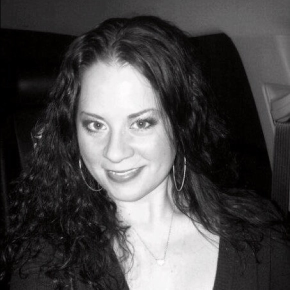 Profile Picture of Amanda Mazzone (@catmazz1) on Poshmark