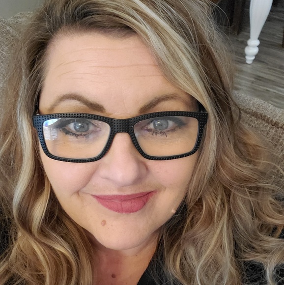 Profile Picture of Lisa Hicks (@bobolisa32) on Poshmark