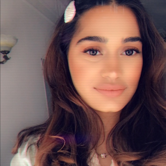 Profile Picture of Nicole Feroze (@nicoleferoze) on Poshmark