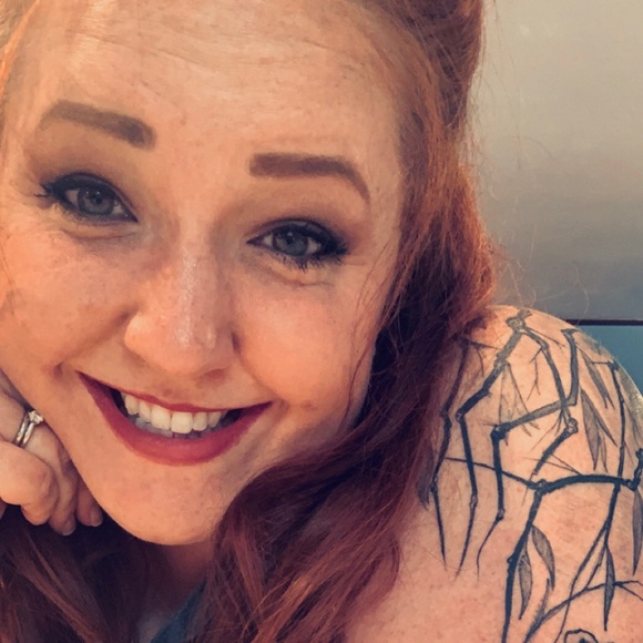 Profile Picture of Dani Thompson (@danithompson358) on Poshmark
