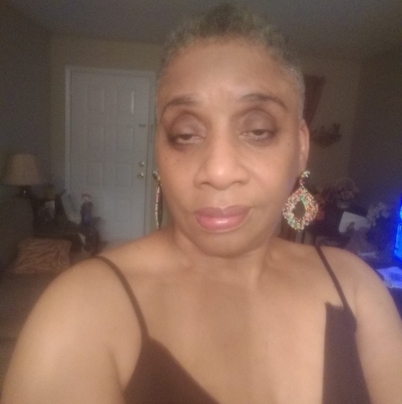 Profile Picture of Lee Venable-dean (@leevdean13) on Poshmark
