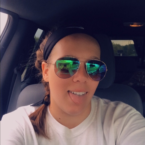 Profile Picture of Ashlee Selembo (@ashlee1725) on Poshmark