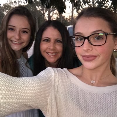 Profile Picture of Michelle Hanks (@MitchelHanks) on Twitter