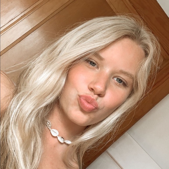 Profile Picture of Alyssa Hochadel (@alyssa_hochadel) on Poshmark