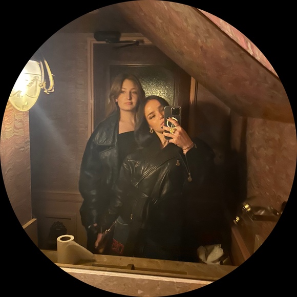 Simone Hart - Poshmark Profile Picture of Simone Hart (@simone_hart) on Poshmark