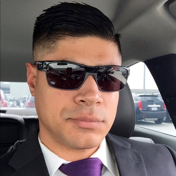 Profile Picture of Travis Ruelas (@brwnlikebeckham) on Poshmark