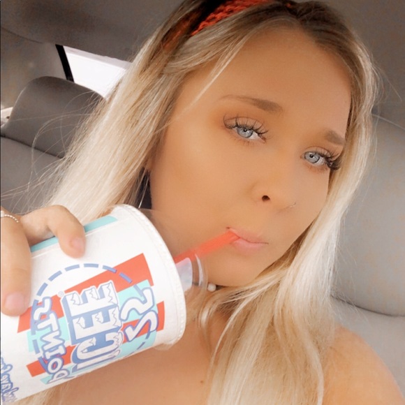 Profile Picture of Taylor Orsak (@tayn24) on Poshmark