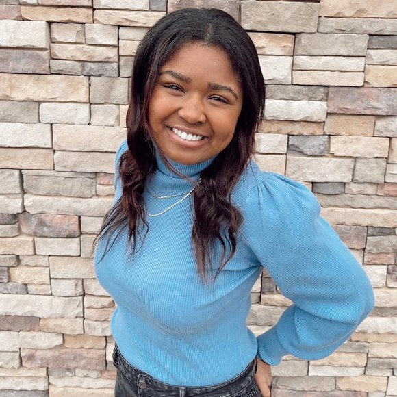 Profile Picture of Alex Griffiths (@alex_griffiths) on Poshmark