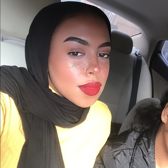 Profile Picture of Ebtihal Osman (@ebtiebti__) on Poshmark