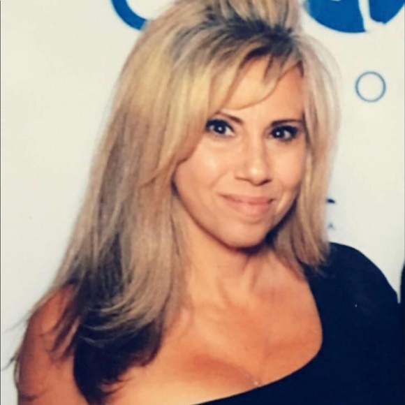 Profile Picture of Teresa Detomas (@prettyposhup) on Poshmark
