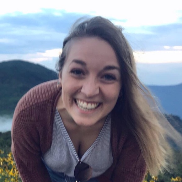Profile Picture of Bobbye Jackson (@blizabeth98) on Poshmark