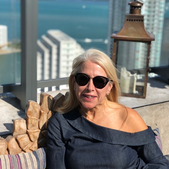 Profile Picture of Lisa Abbott (@lisaabbott12) on Poshmark