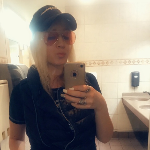 Emily Wessels - Poshmark Profile Picture of Emily Wessels (@emilywessels) on Poshmark