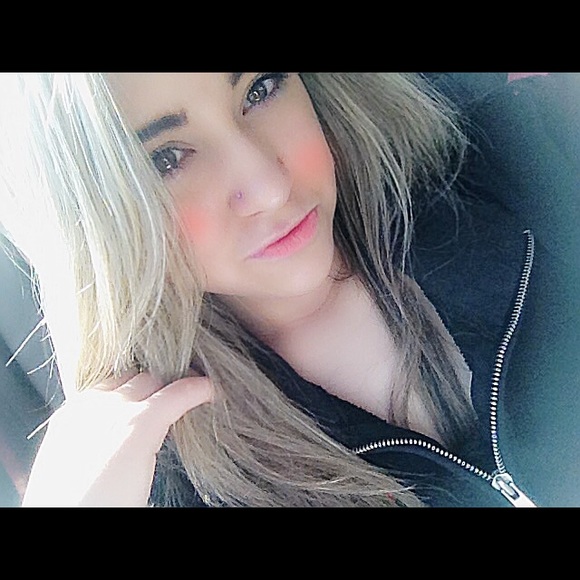 Profile Picture of Danielle Steege (@steeged) on Poshmark