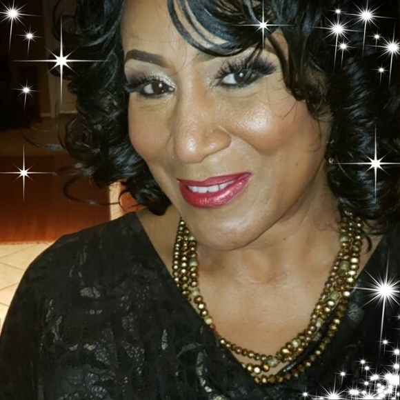 Profile Picture of Michelle Harper (@michelle_harper) on Poshmark