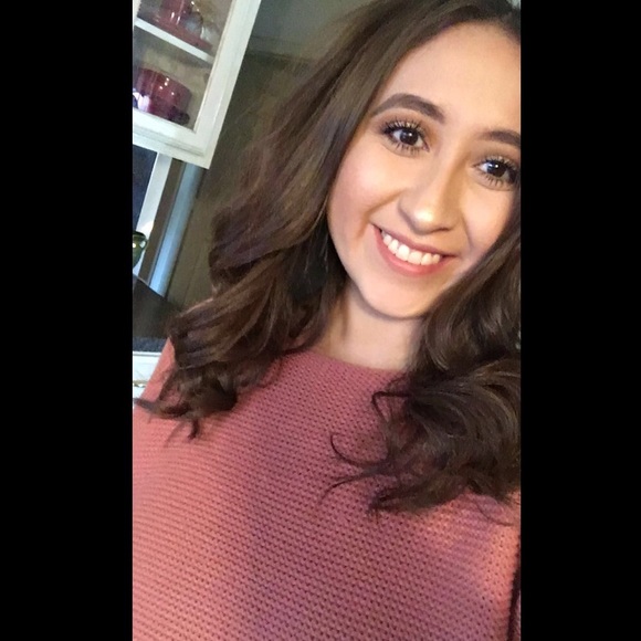 Profile Picture of Savannah Longoria (@savannahmariee_) on Poshmark