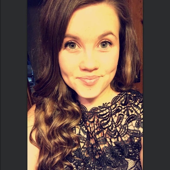 Profile Picture of Carly Taylor (@carly_taylors) on Poshmark