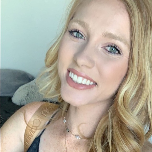 Profile Picture of Samantha Hobert (@samanthahobert) on Poshmark