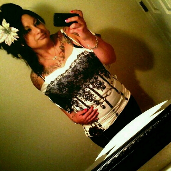 Profile Picture of Natasha Romero (@7box1statemade9) on Poshmark
