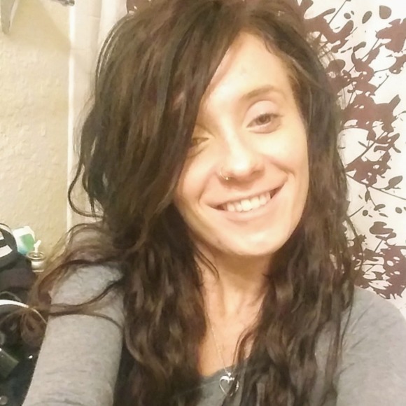 Profile Picture of Taylor Perrilli (@taylor_perrilli) on Poshmark