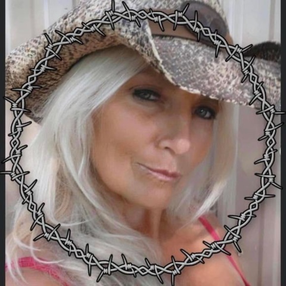 Profile Picture of Tay Baronowski (@tay_baronowski) on Poshmark