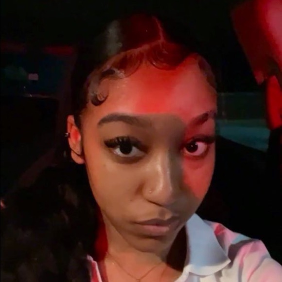 Profile Picture of Dori Holmes (@dorchellee) on Poshmark