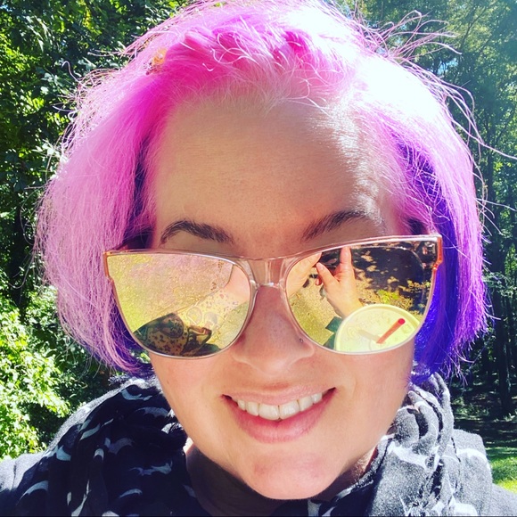 Profile Picture of Lacy Craig (@paintedlacy) on Poshmark