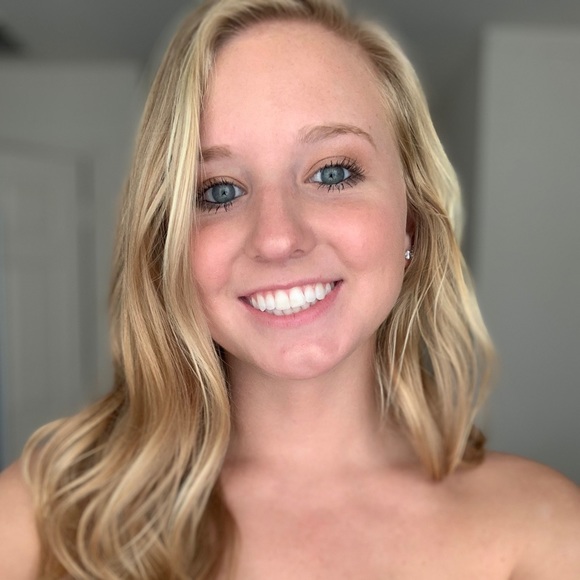 Profile Picture of Haley Toth (@haleytoth24) on Poshmark