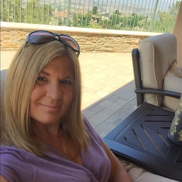 Profile Picture of Stacey Loebel (@skloebel) on Poshmark