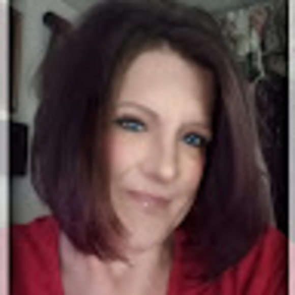 Profile Picture of Lisa Upton (@mzupton) on Poshmark