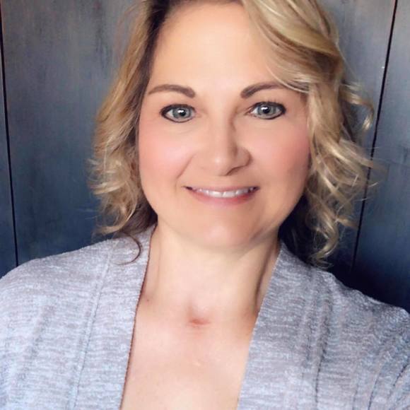 Profile Picture of Cheryl Devore (@emtbanker) on Poshmark