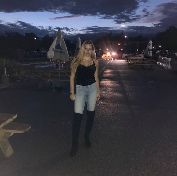 Profile Picture of Belle Feldmayer (@izzyfeld) on Poshmark