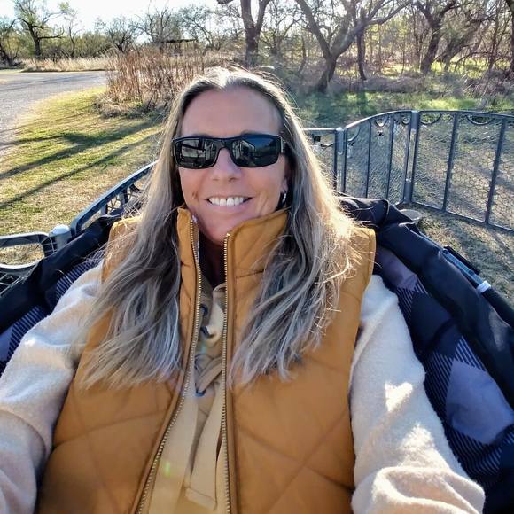 Leasa Schwaebe - Poshmark Profile Picture of Leasa Schwaebe (@lkschwaebe) on Poshmark