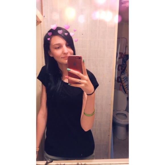 Profile Picture of Amy Hebert (@dhat1chick) on Poshmark