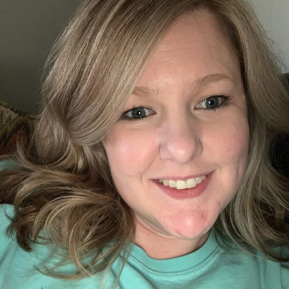 Profile Picture of Amber Beemon (@aebeemon) on Poshmark