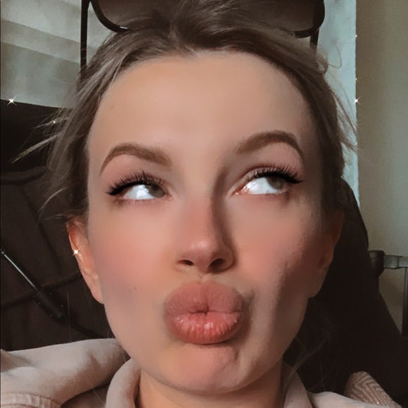 Profile Picture of Ashley Kloiber (@ashleyk25) on Poshmark