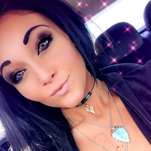 Profile Picture of Carmella Mennuti (@mellabellarr) on Poshmark
