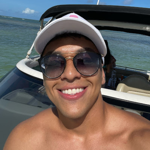 Profile Picture of Victor Fernandes (@victoorfernande) on Poshmark