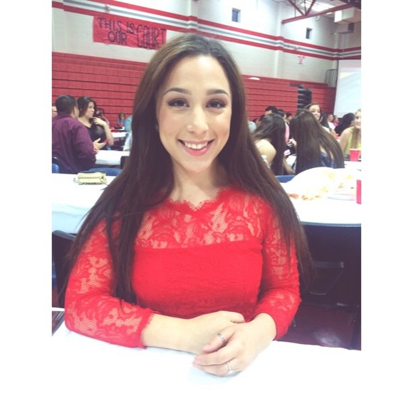 Profile Picture of Olivia Buentello (@olivia_33) on Poshmark