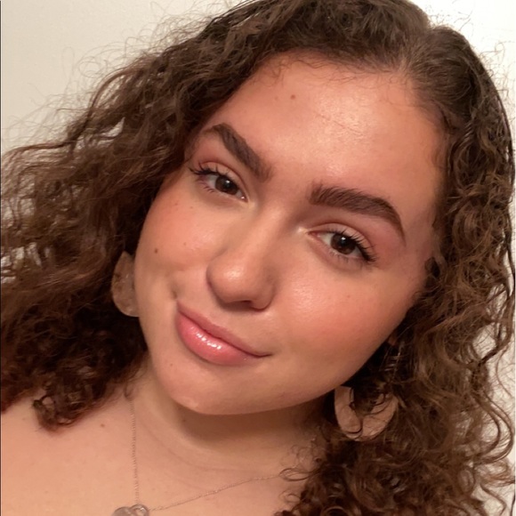 Profile Picture of Lauren Sawhook (@laureng2022) on Poshmark