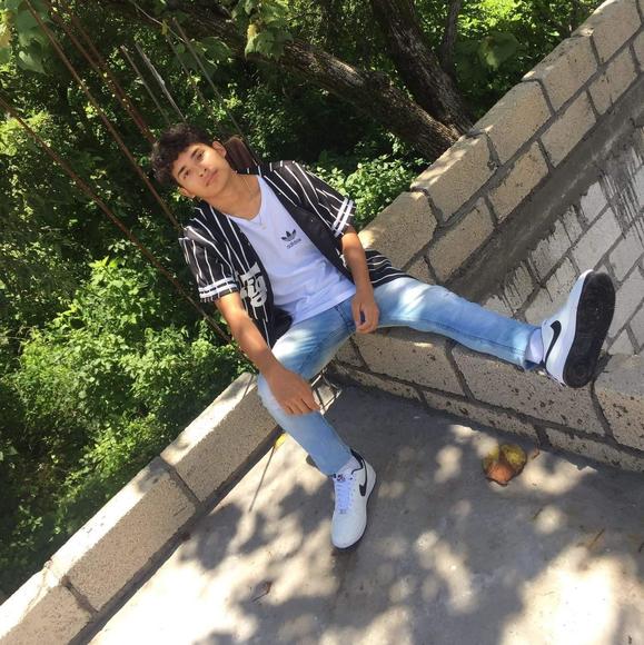 Profile Picture of Alex Palacios (@alchinoex9) on Poshmark