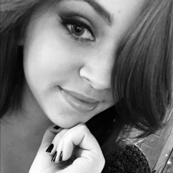 Profile Picture of Kelly Darnell (@kellyadarnell) on Poshmark