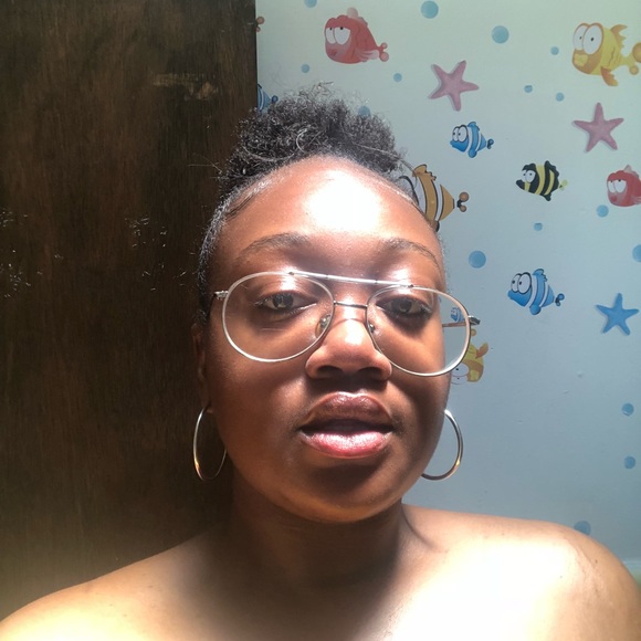 Profile Picture of Desire Nimmons (@desi105) on Poshmark
