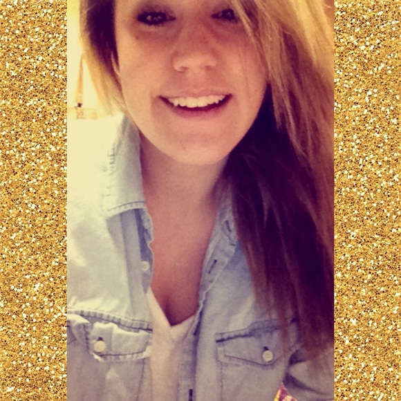 Profile Picture of Alexis Bittinger (@lexx_824) on Poshmark