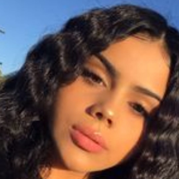 Profile Picture of Ari Ramos (@giulunes) on Poshmark